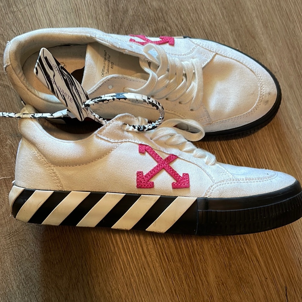 Off White Sneakers size 38, comes with box. Gently worn, cloth material.